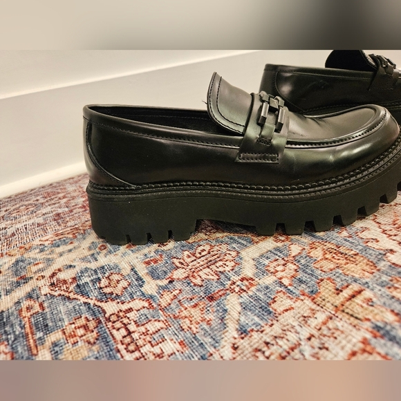 Steve Madden Aerin Lug Sole Chain Design Chunky Heel Loafer - Picture 5 of 9